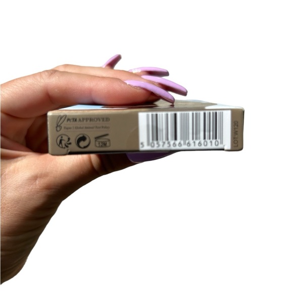 Shrek x Make-up Revolution Donkey On The Edge eyeshadow palette new in box - Picture 3 of 6